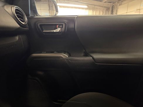 Used 2019 Toyota Tacoma TRD Sport image 35