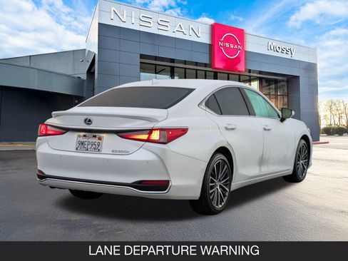 Used 2024 Lexus ES 300h w/ Premium Package image 8