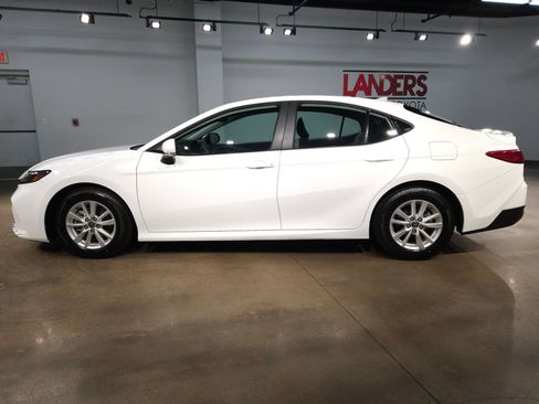 Used 2025 Toyota Camry LE w/ Convenience Package FWD image 4