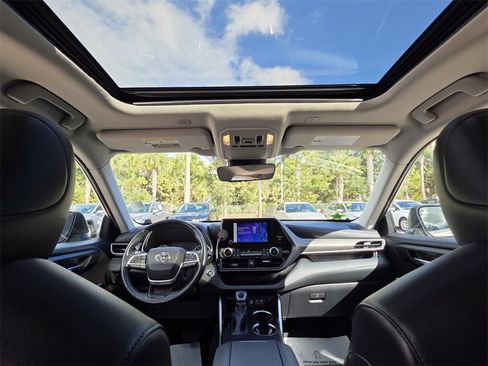 Used 2023 Toyota Highlander XLE image 4