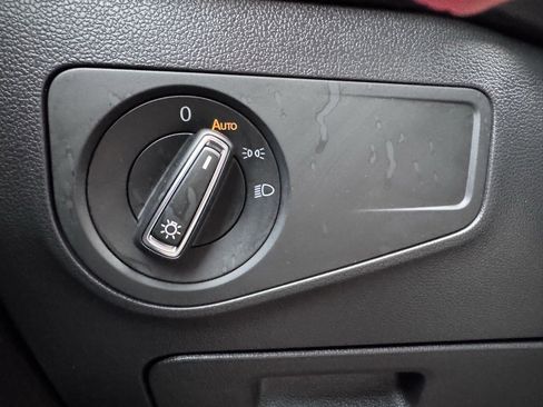 Used 2023 Volkswagen Tiguan SE image 33