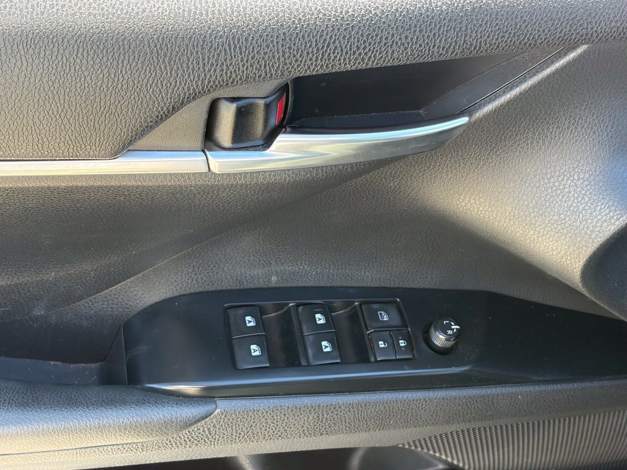 Used 2019 Toyota Camry SE w/ Carpet Mat Package FWD image 5