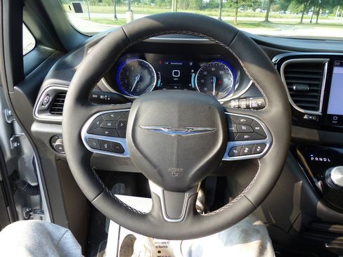 Used 2026 Chrysler Pacifica Select FWD image 23