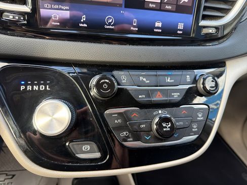 Used 2023 Chrysler Pacifica Touring-L image 31