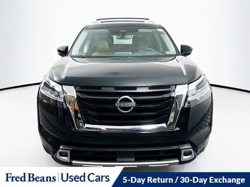 Used 2023 Nissan Pathfinder Platinum image 2
