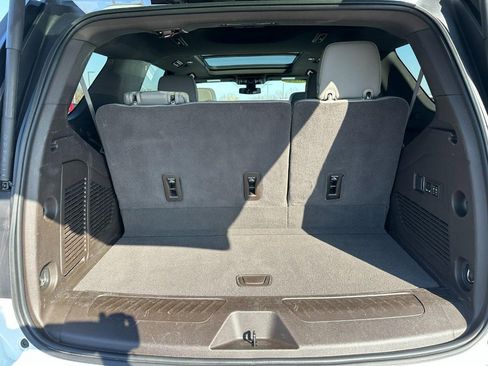 Used 2022 GMC Yukon SLT w/ SLT Premium Package image 5