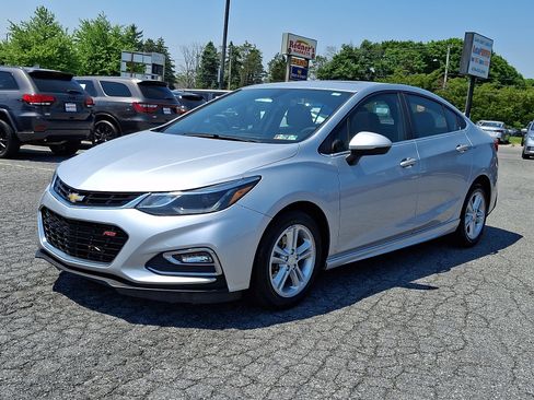 Used 2018 Chevrolet Cruze LT w/ Sun And Sound Package FWD image 3