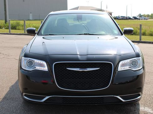 Used 2019 Chrysler 300 Touring RWD image 4