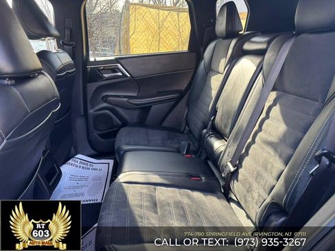 Used 2025 Mitsubishi Outlander SE image 11