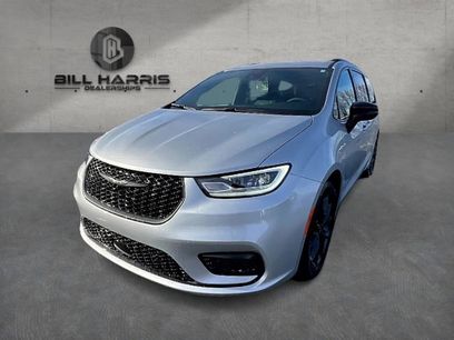 New 2026 Chrysler Pacifica Select
