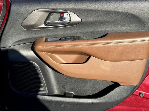 Used 2019 Chrysler Pacifica Limited w/ Tire & Wheel Group image 23