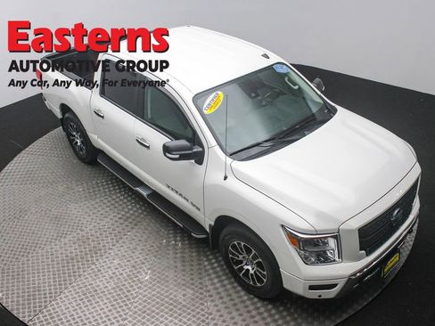Used 2020 Nissan Titan SV w/ SV Convenience Package image 3