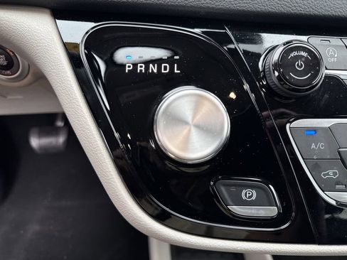 Used 2023 Chrysler Pacifica Touring-L image 31