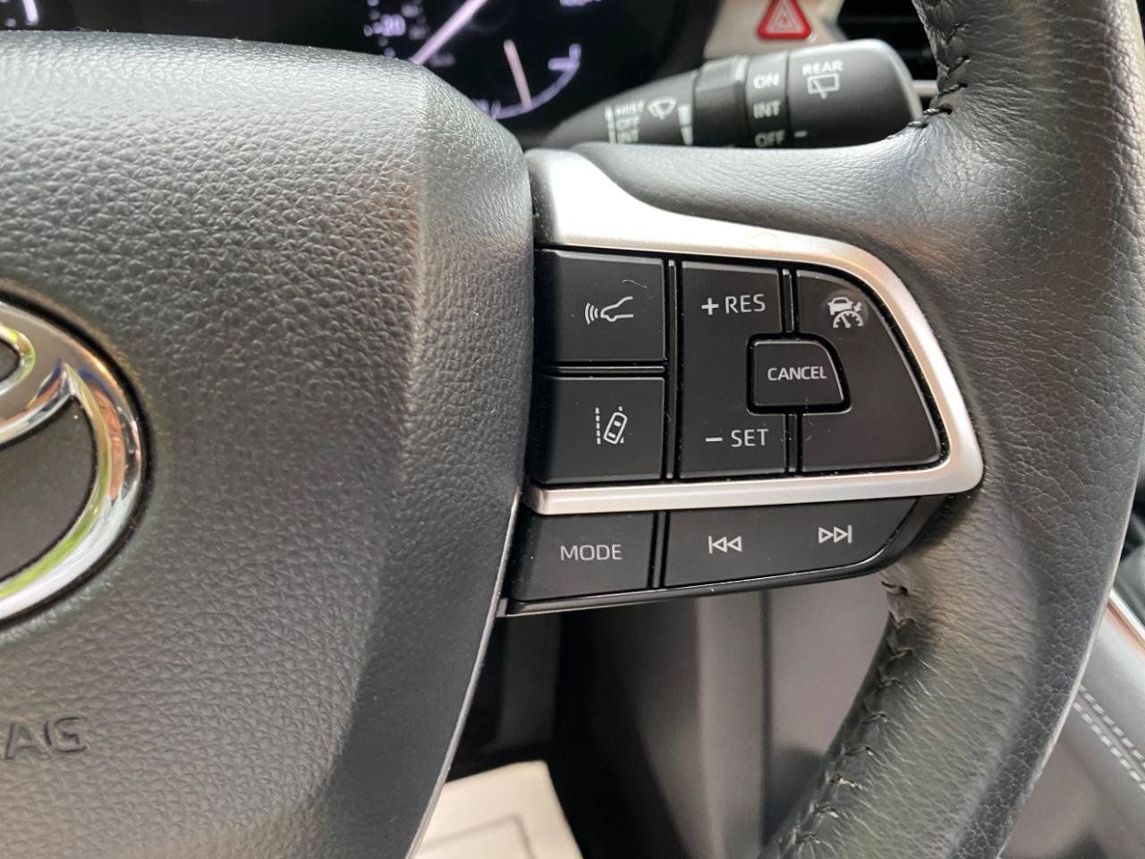Used 2024 Toyota Sienna XLE FWD image 64
