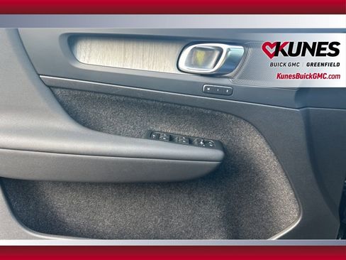 Used 2024 Volvo XC40 B5 Core image 32