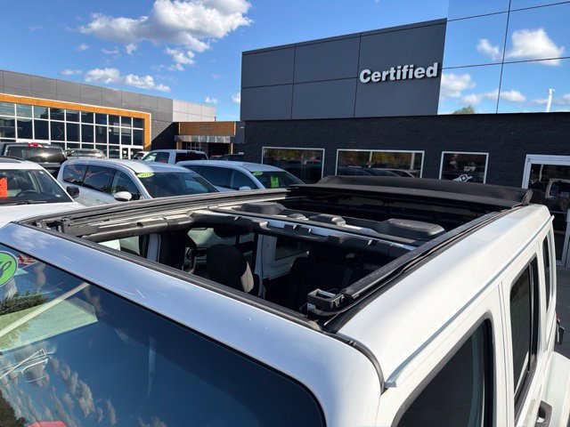 Used 2018 Jeep Wrangler Unlimited Sahara w/ Uconnect 4C Nav & Sound Group AWD/4WD image 28