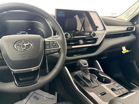 New 2026 Toyota Highlander Limited image 34