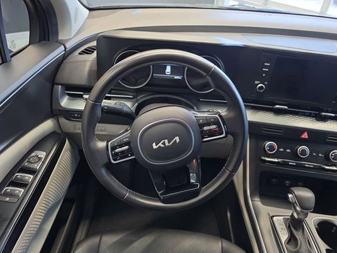Used 2023 Kia Carnival LX FWD image 21