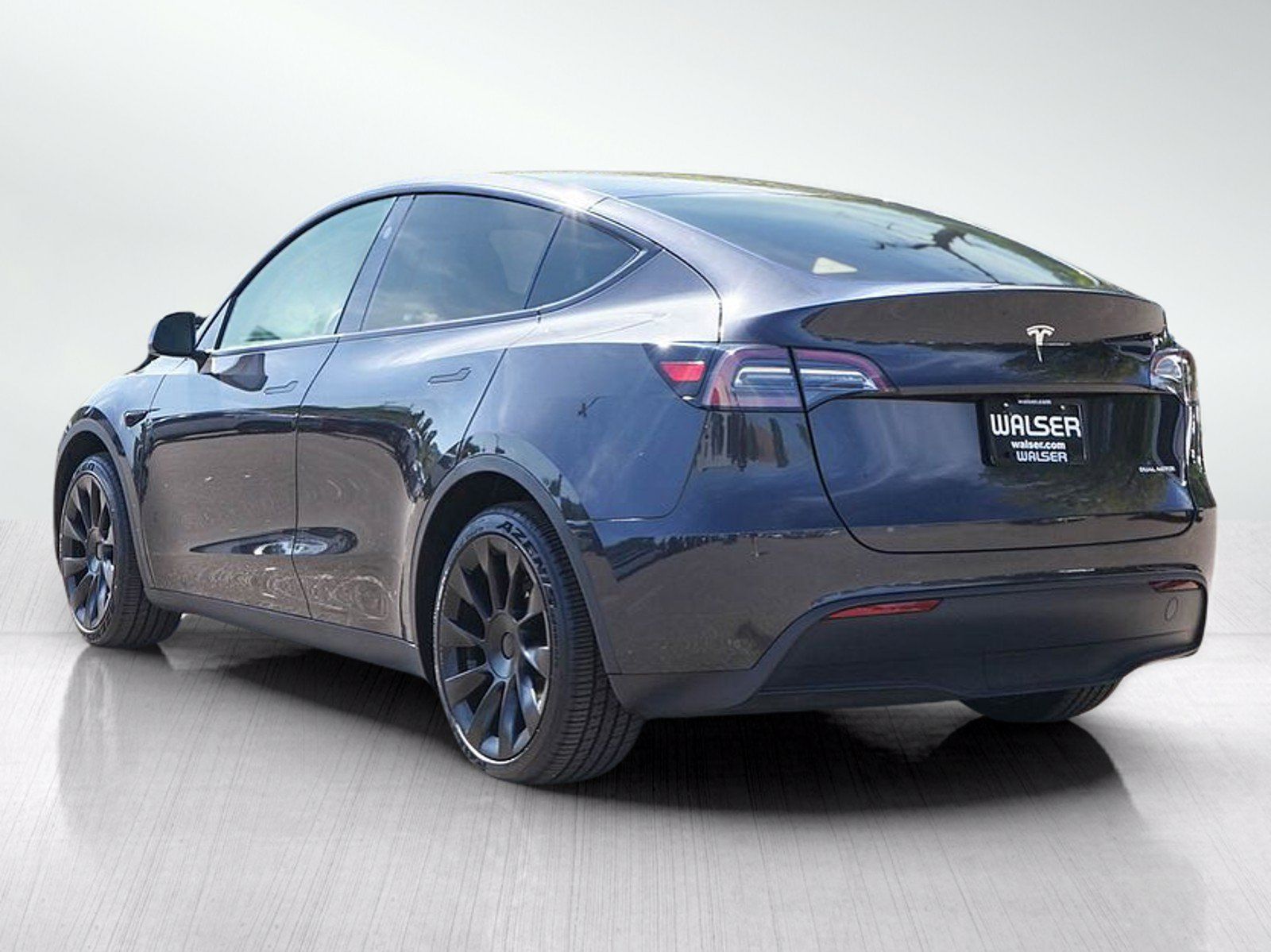 Used 2024 Tesla Model Y Long Range AWD/4WD image 3