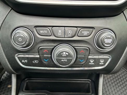 Used 2019 Jeep Cherokee Limited AWD/4WD image 39