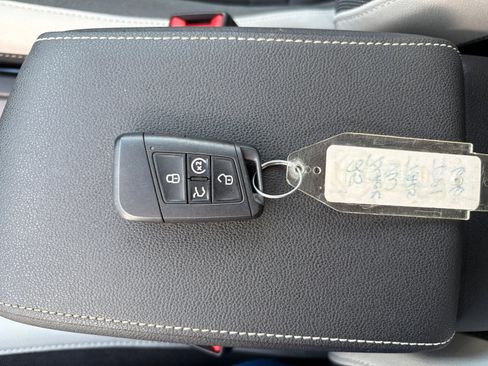 Used 2025 Volkswagen Taos SE image 28