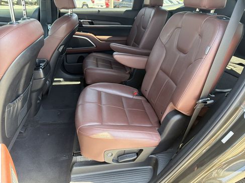 Used 2024 Kia Telluride EX w/ EX Captain's Chair Package FWD image 23