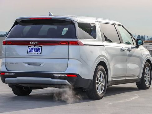 Used 2022 Kia Carnival LX image 8