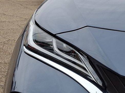 Used 2023 Toyota Venza LE image 9