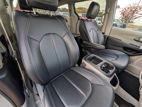 Used 2024 Chrysler Pacifica Touring-L image 24