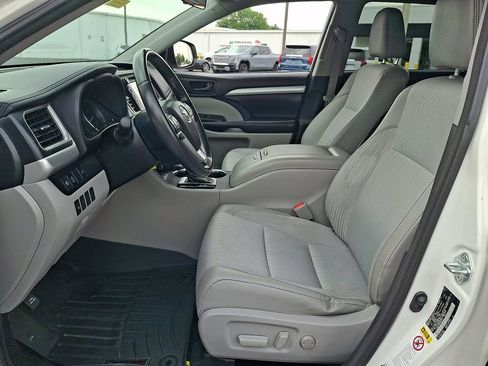 Used 2017 Toyota Highlander Plus AWD/4WD image 15