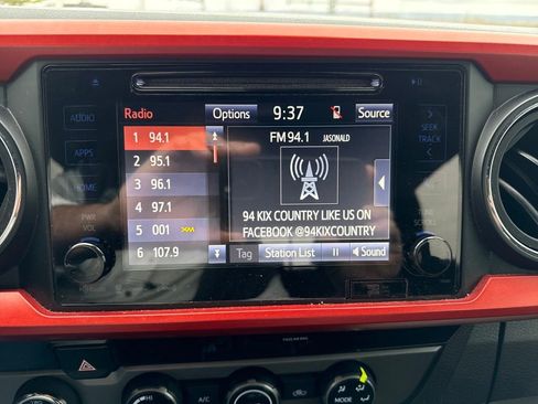 Used 2018 Toyota Tacoma TRD Off-Road image 18