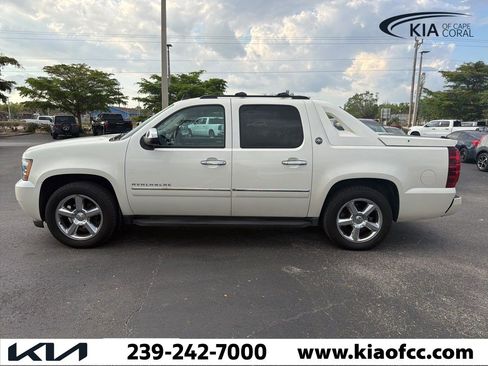 Used 2013 Chevrolet Avalanche LTZ image 5
