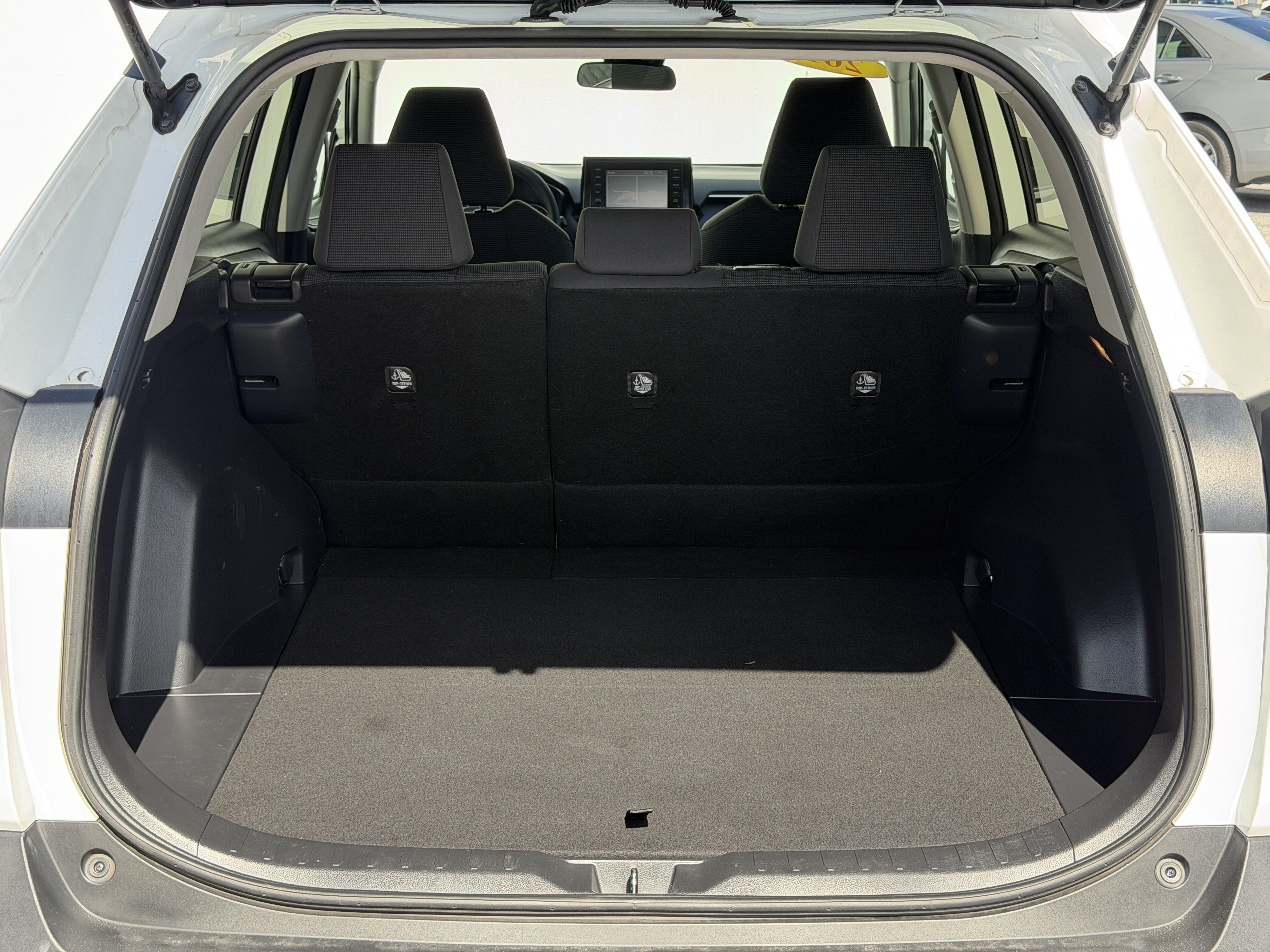 Used 2019 Toyota RAV4 LE FWD image 11