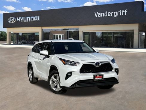 Used 2024 Toyota Highlander LE image 1