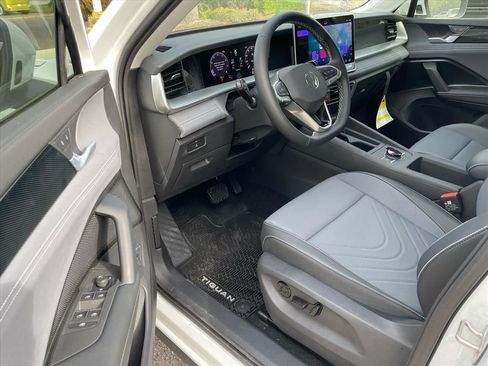 New 2026 Volkswagen Tiguan SE FWD image 7