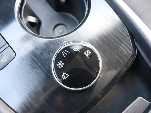 Used 2023 Nissan Rogue SV image 16