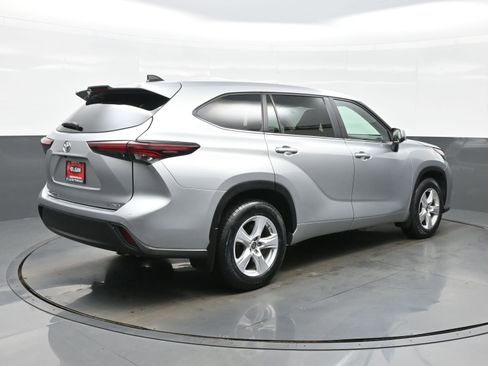 Used 2024 Toyota Highlander LE AWD/4WD image 6