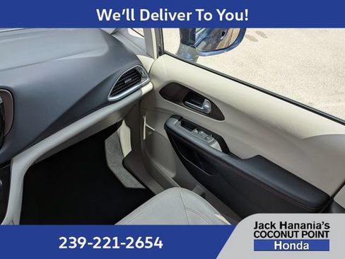 Used 2019 Chrysler Pacifica Touring-L Plus w/ Tire & Wheel Group FWD image 21