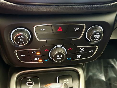 Used 2020 Jeep Compass Latitude FWD image 10