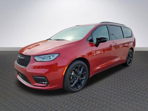 Used 2025 Chrysler Pacifica Limited FWD image 3