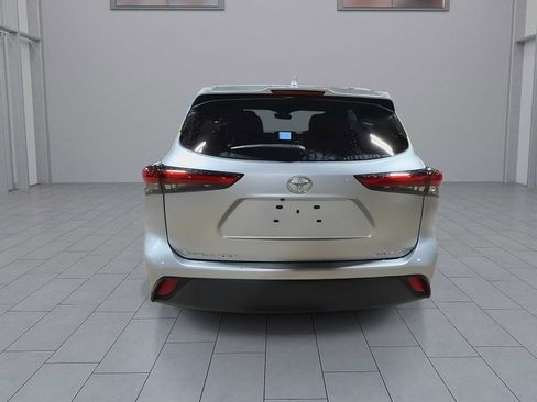 Used 2022 Toyota Highlander XLE AWD/4WD image 5