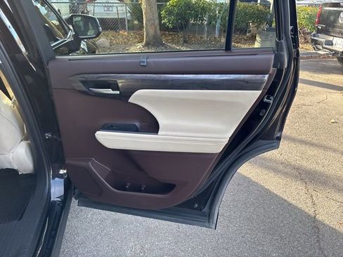 Used 2021 Toyota Highlander Limited image 32