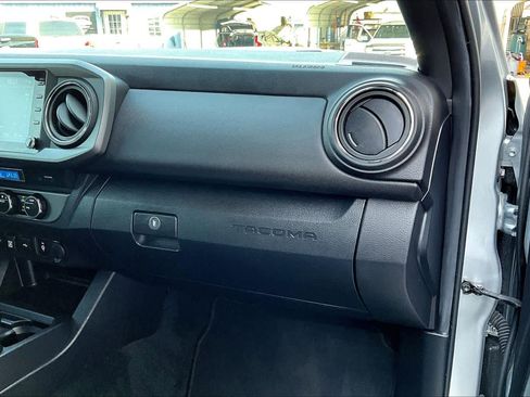 Used 2022 Toyota Tacoma TRD Sport w/ Technology Package image 21