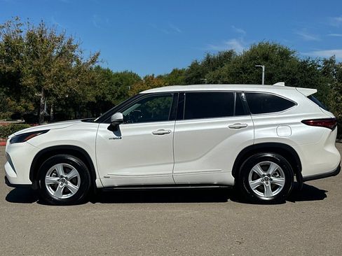 Used 2021 Toyota Highlander LE AWD/4WD image 7