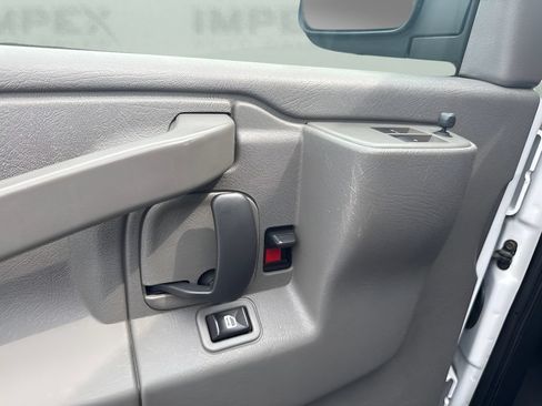 Used 2017 Chevrolet Express 2500 RWD image 12