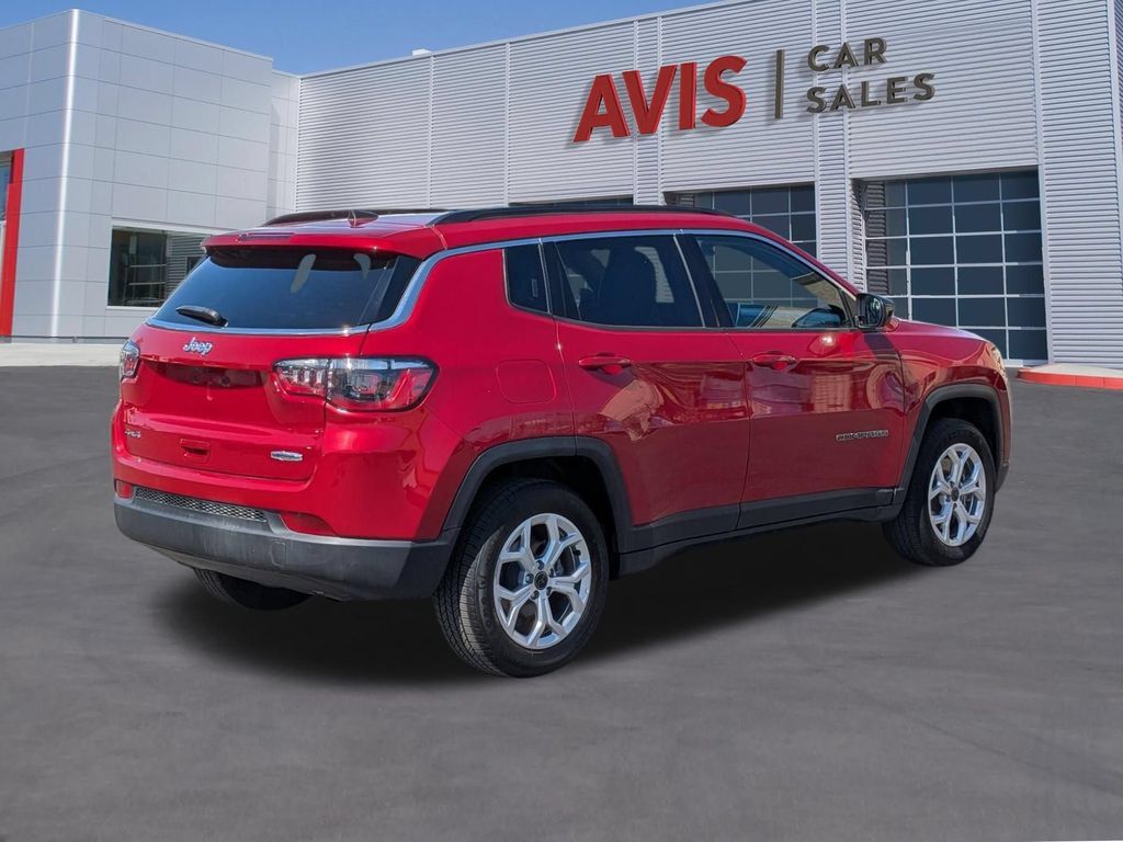 Used 2025 Jeep Compass Latitude w/ Sun & Sound Group AWD/4WD image 6