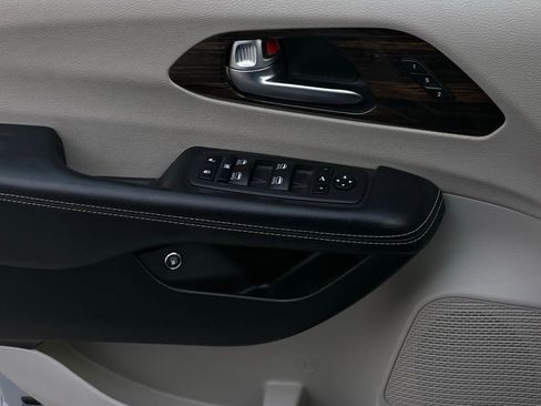 Used 2023 Chrysler Pacifica Limited FWD image 19