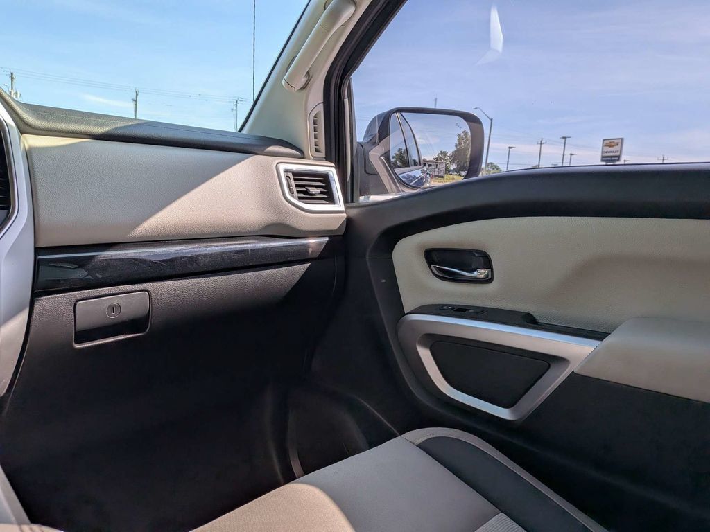 Used 2021 Nissan Titan SV w/ SV Convenience Package AWD/4WD image 17