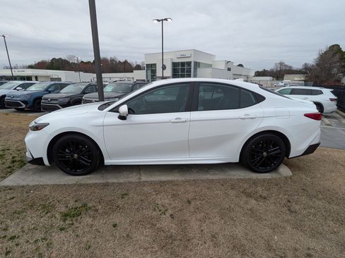 Used 2025 Toyota Camry SE w/ Convenience Package image 6