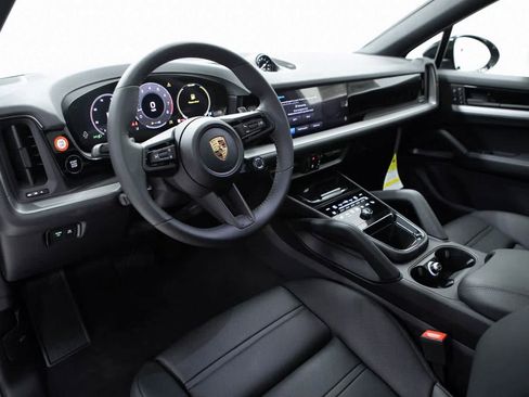 Certified 2025 Porsche Cayenne image 4